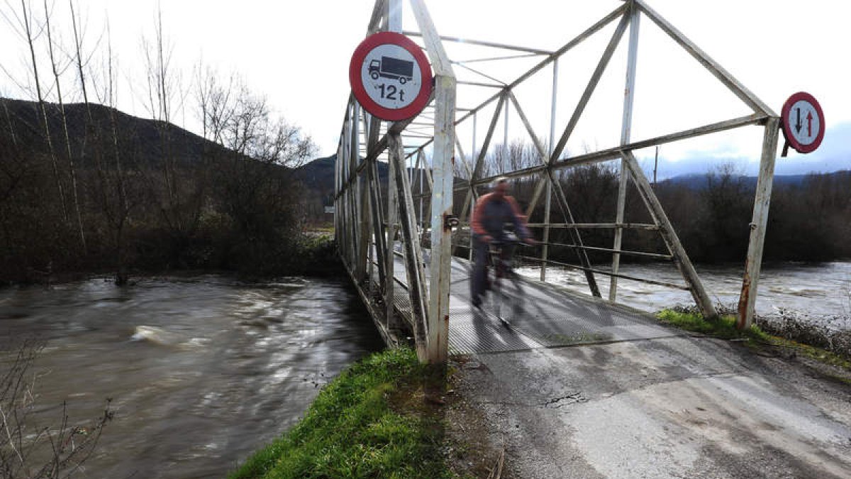 El río Sil, crecido ayer a su paso por el puente de la carretera de Toral de Merayo.