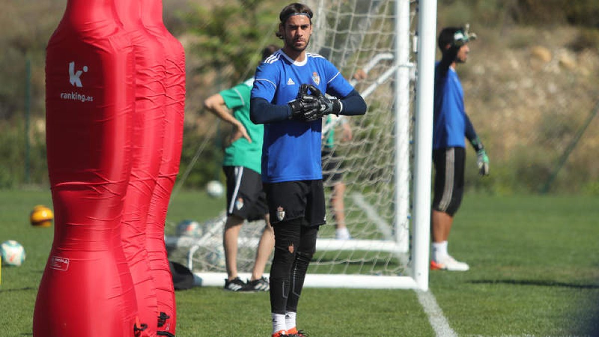 José Antonio Caro debutó el sábado con la Deportiva en su segunda etapa como guardián de la portería blanquiazul. DL