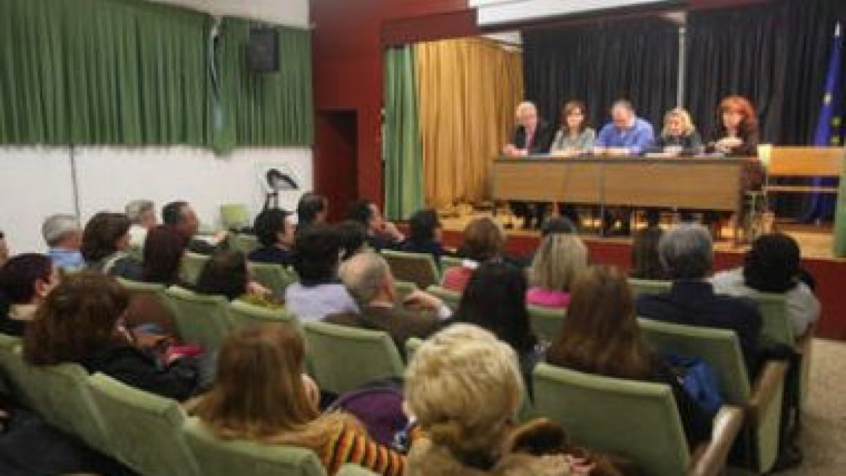 Los vecinos de las calles afectadas, en su reunión de ayer con el PP de León.