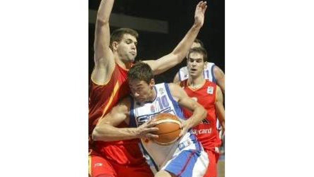 Felipe Reyes (izquierda) lucha por el balón con el serbio Marko Jaric