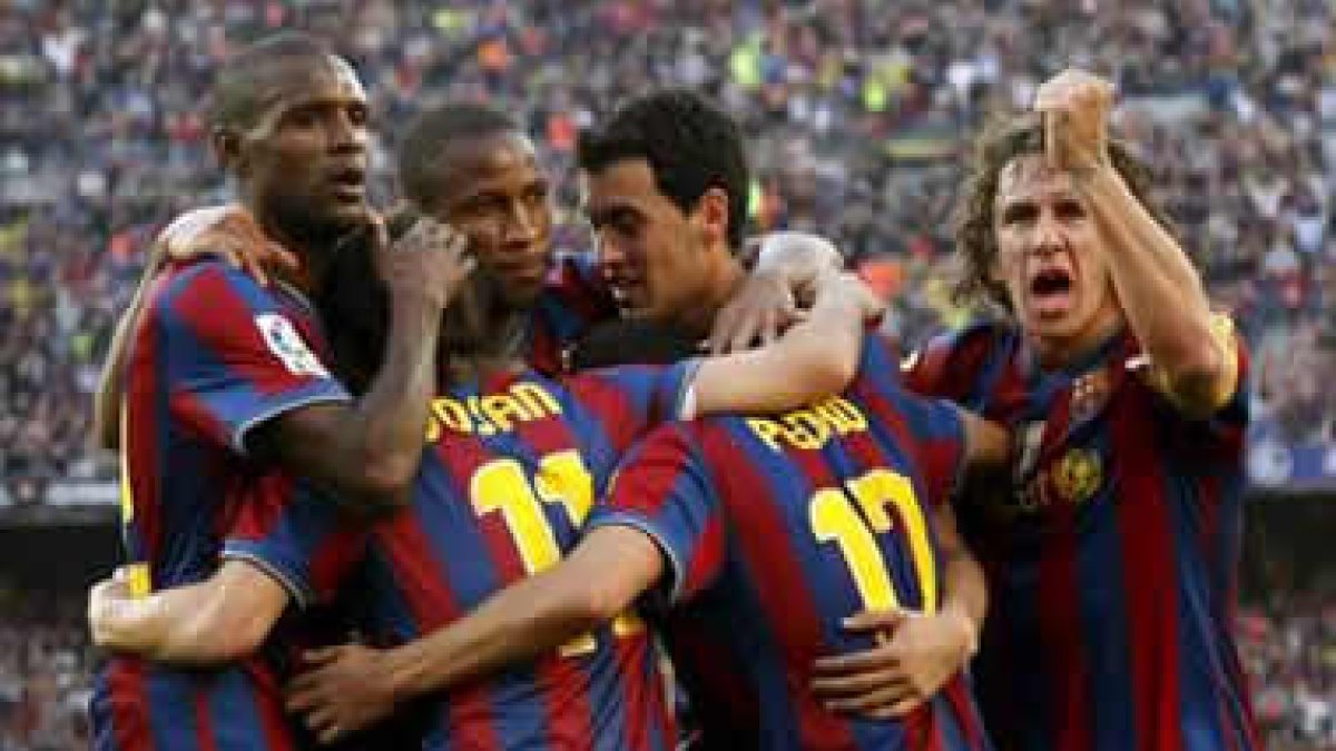 Abidal, Touré, Busquets, Puyol, Bojan y Pedro celebran el gol de este último.