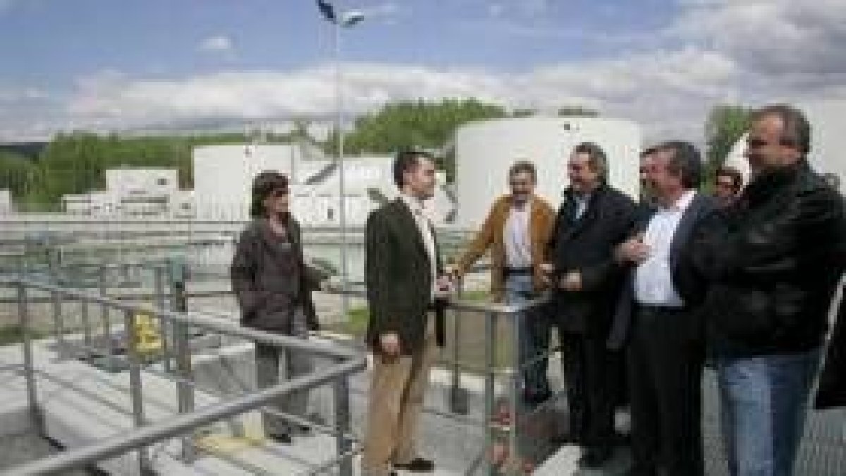 La ejecutiva comarcal del PSOE visitó ayer la planta depuradora de aguas residuales de Villadepalos