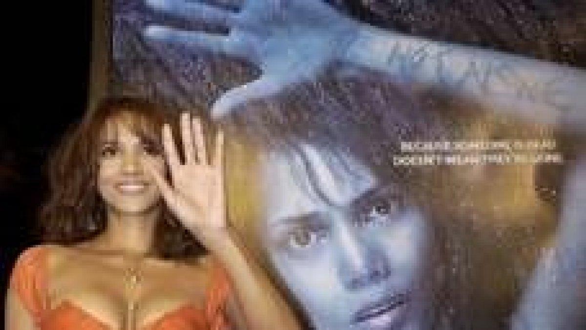 La protagonista, Halle Berry, con un cartel de la película