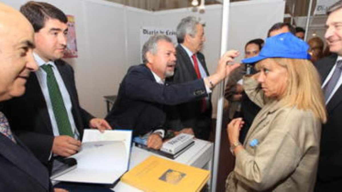 Isabel Carrasco y Valcarce visitaron el expositor del Diario de León.