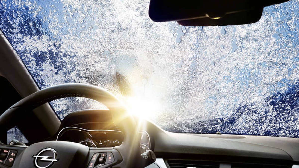En invierno, mantener limpias las superficies acristaladas del coche es todo un seguro «de seguridad vial».