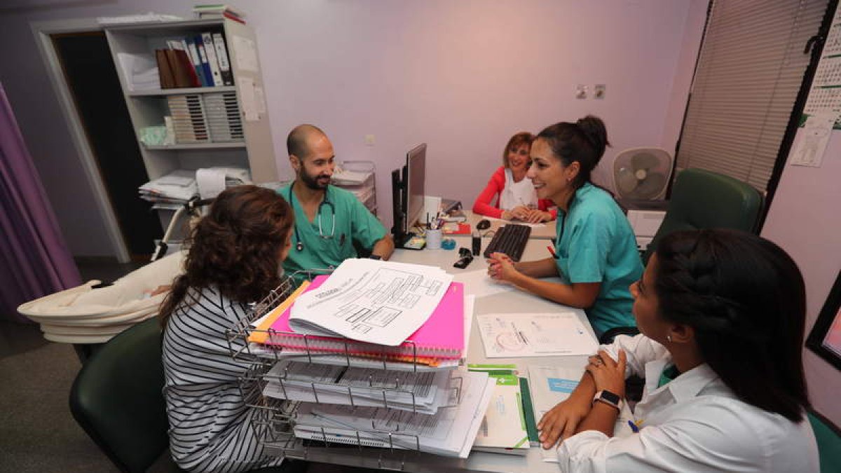 La ginecóloga Olga González está al frente de la Unidad de la Mujer en el Hospital del Bierzo, creada hace cuatro años en el antiguo hospital de día.