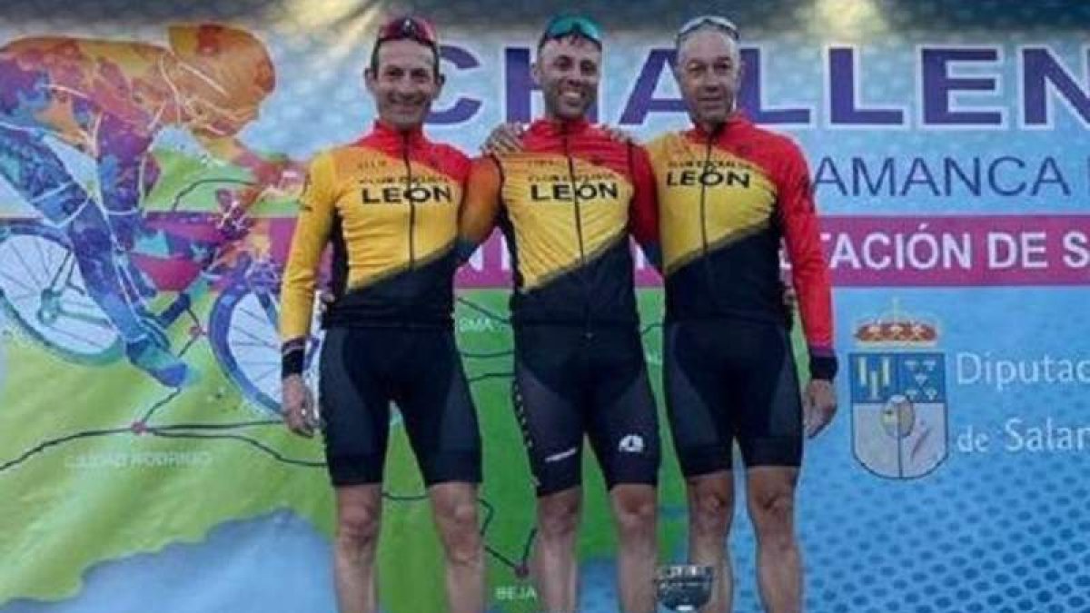 Gustavo García, Delfín Tascón y Javier Martínez, del CC León. DL