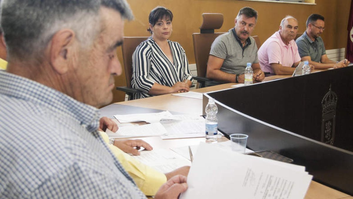 La moción que limita la capacidad de maniobra al bipartito se aprobó ayer en Pleno. FERNANDO OTERO
