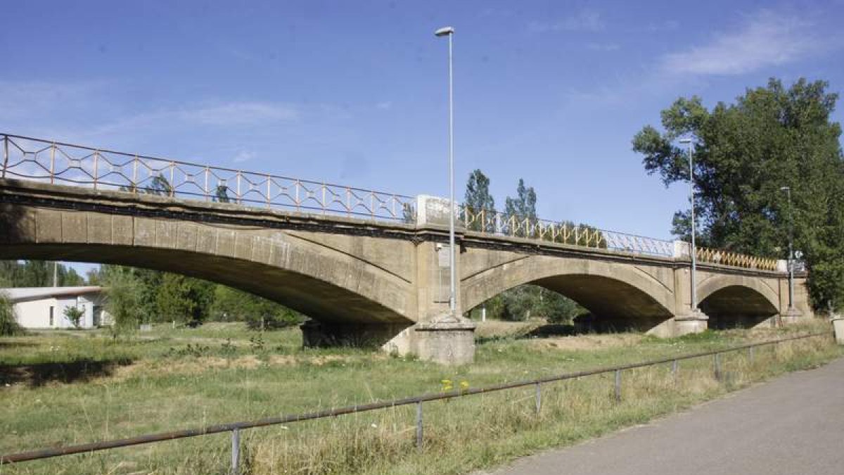 El puente de Gradefes cuenta con un total de once arcos escarzanos y de gran longitud. CAMPOS