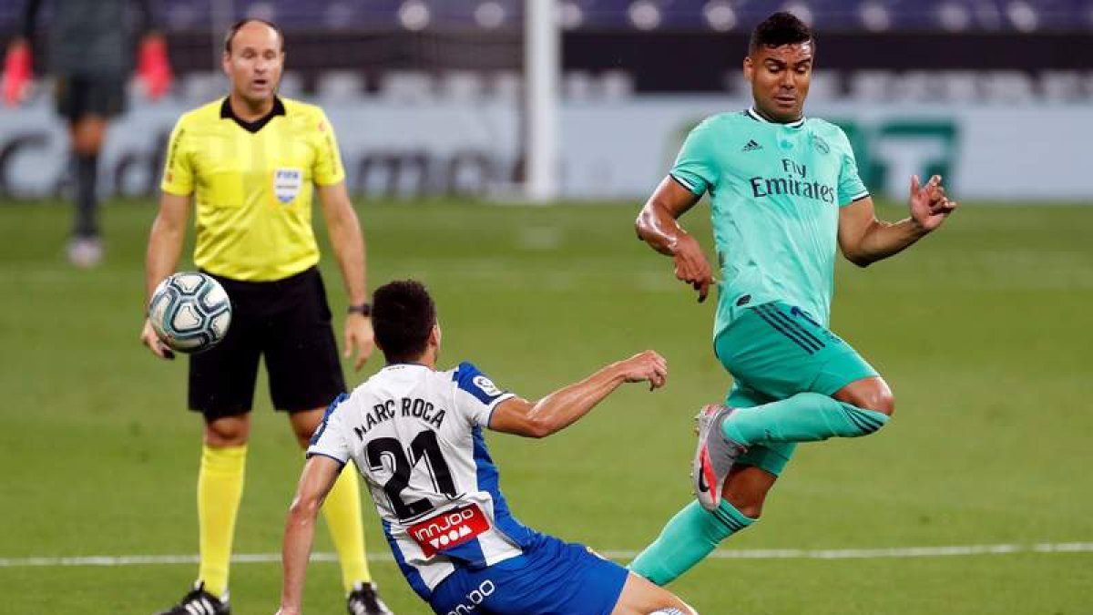 El jugador del Real Madrid Casemiro dispara a portería ante el rival Marc Roca. ESTÉVEZ
