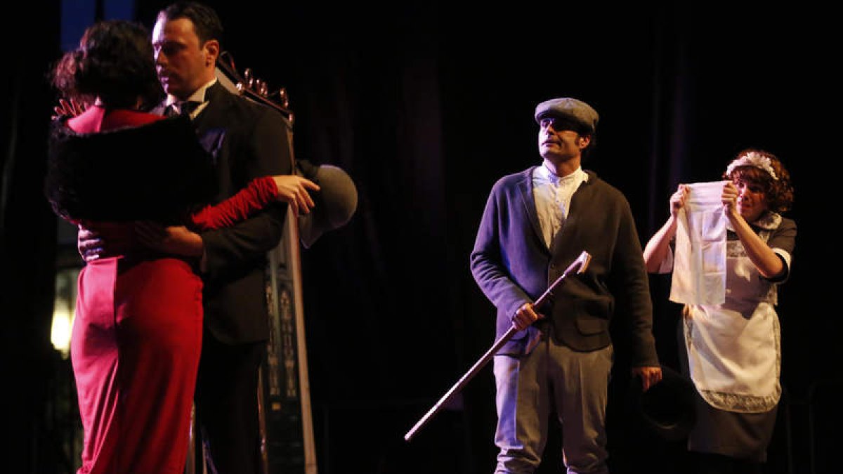 ‘Casa con dos puertas’, de Clásicos on te road, abrió ayer el ciclo con una exitosa representación en el Juan del Enzina. FERNANDO OTERO