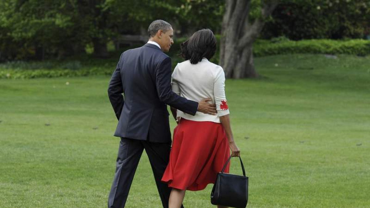 Barack Obama y la primera dama Michelle Obama se dirigen al ‘Marine One’.