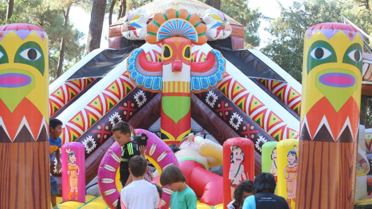 Los niños tienen la diversión asegurada en el ‘Prixbembibre’. LDLM