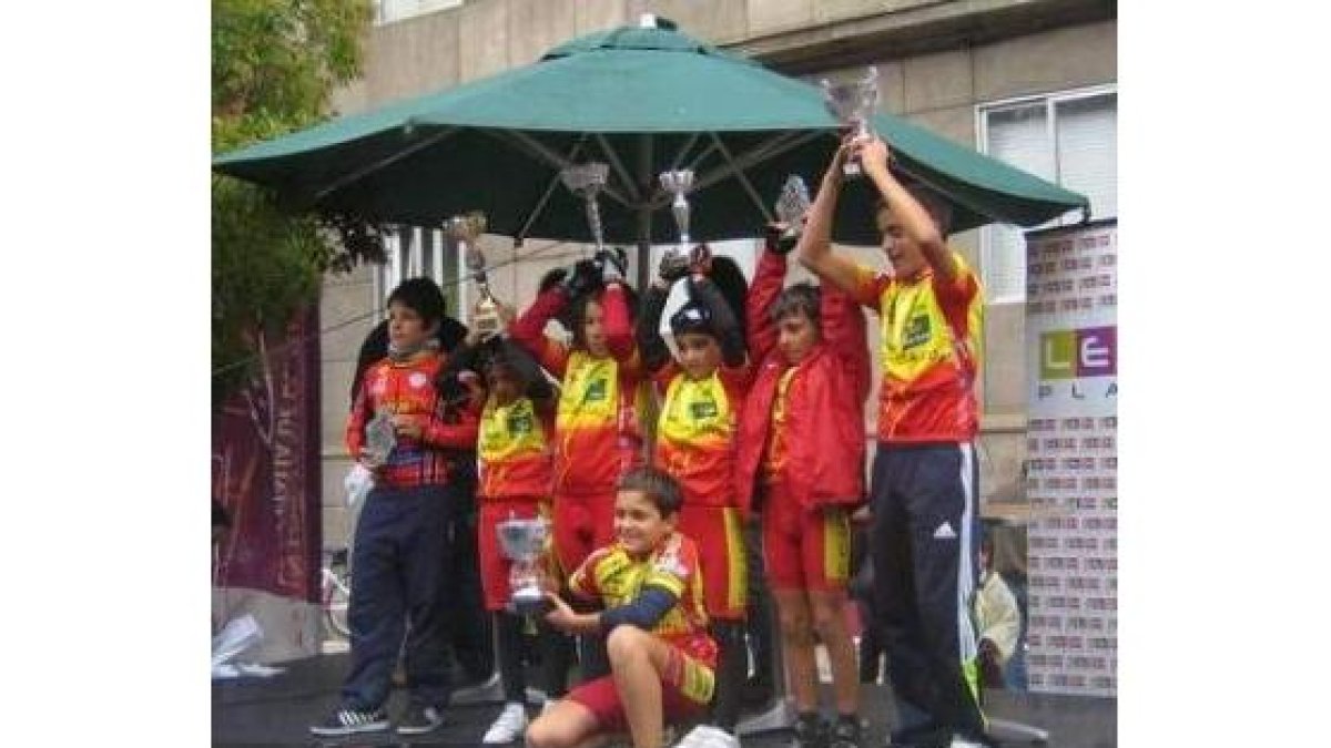 Los integrantes del CC León con sus trofeos de San Froilán.