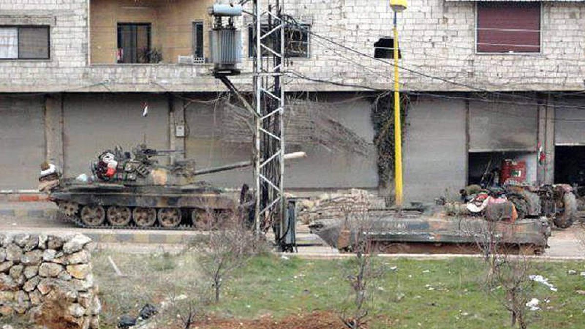 Un tanque sirio en una calle en Damasco, tras el anuncio de una nueva ofensiva en Homs.