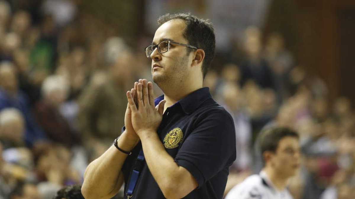 Dani Gordo, durante el encuentro entre el Ademar y el Oporto disputado en el Palacio.