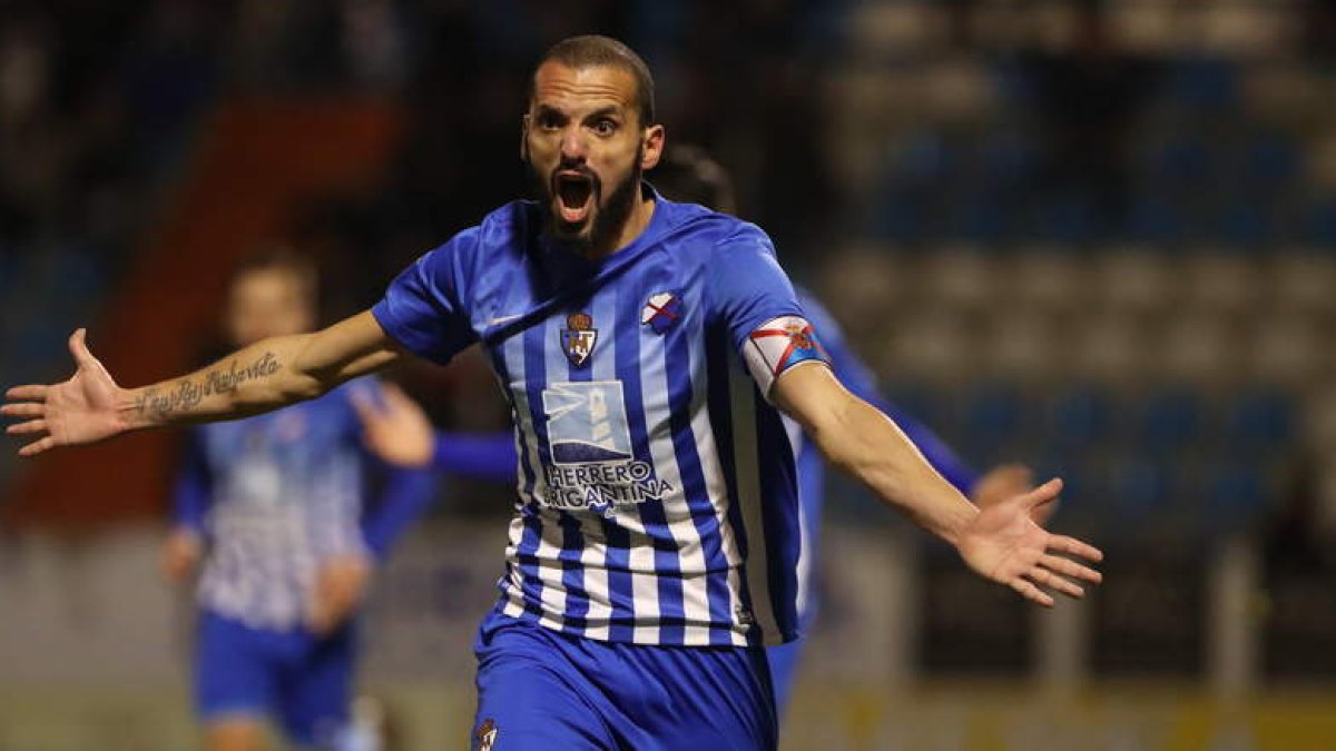 Yuri, celebrando el 2-1, anotó un doblete que permitió a la Deportiva Ponferradina ganar y quién sabe si salvó la cabeza del entrenador. L. DE LA MATA