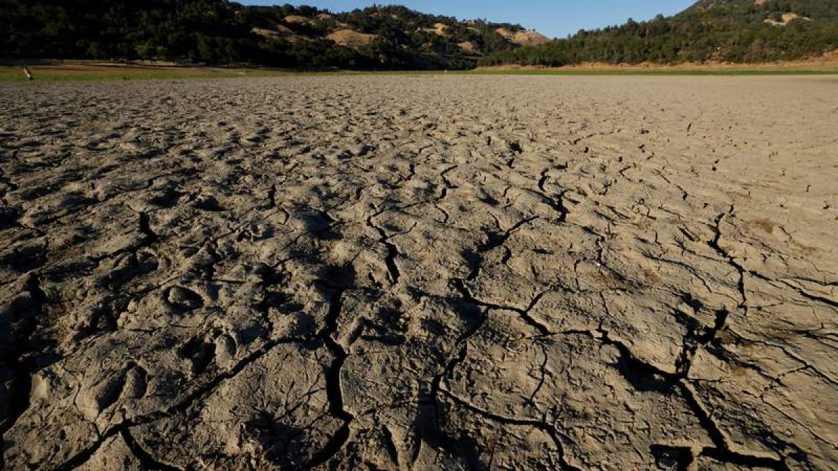 El lecho seco de un lago debido a la crisis climática. JOHN G. MABANGLO