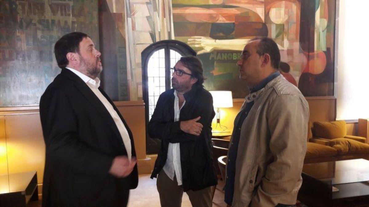 Oriol Junqueras con los líderes de UGT y CCOO en una imagen de archivo.