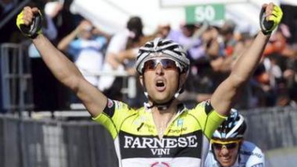 Gatto celebra su triunfo en Tropea superando a un Contador que lució sus galones de favorito.