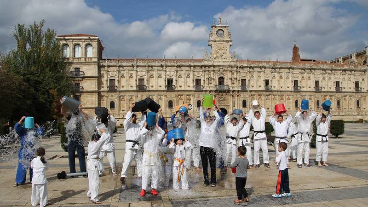 Gesto solidario de los judocas leoneses en la plaza de San Marcos