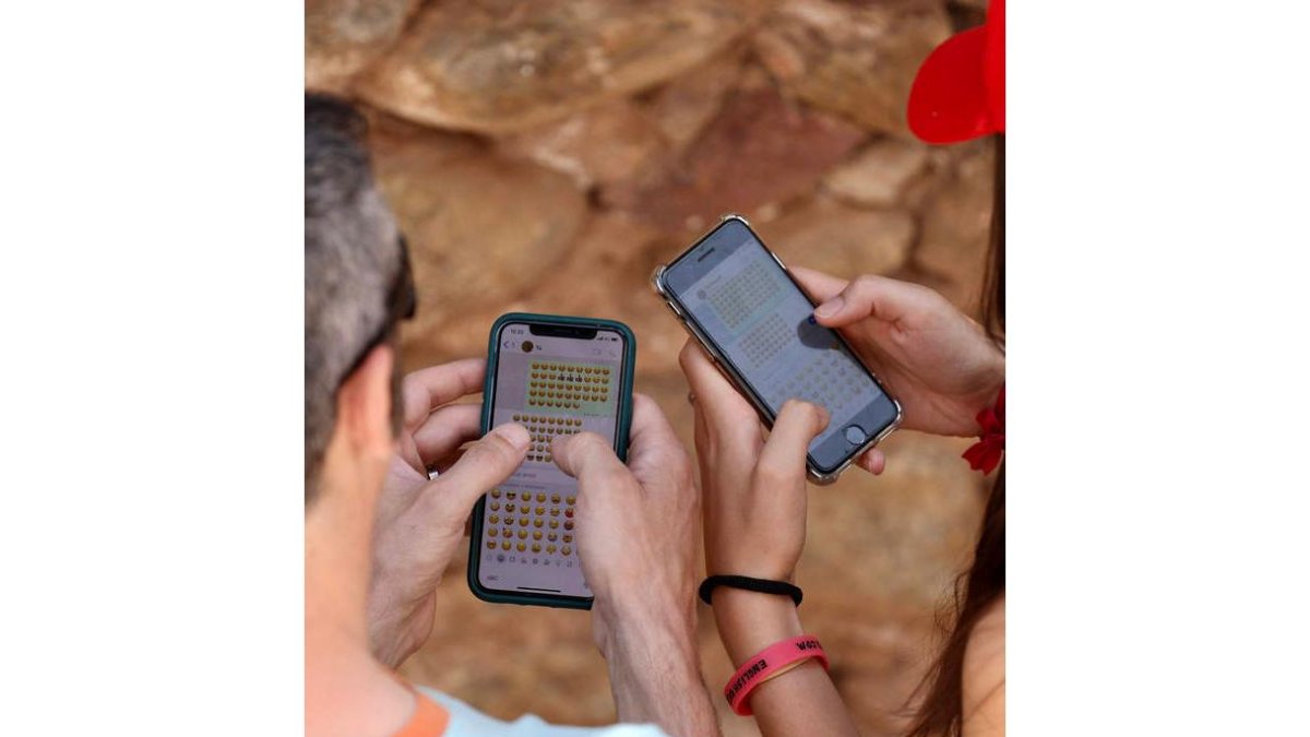 Dos jóvenes se comunican con ‘emojis’ a través del la aplicación de WhatsApp. raquel manzanares