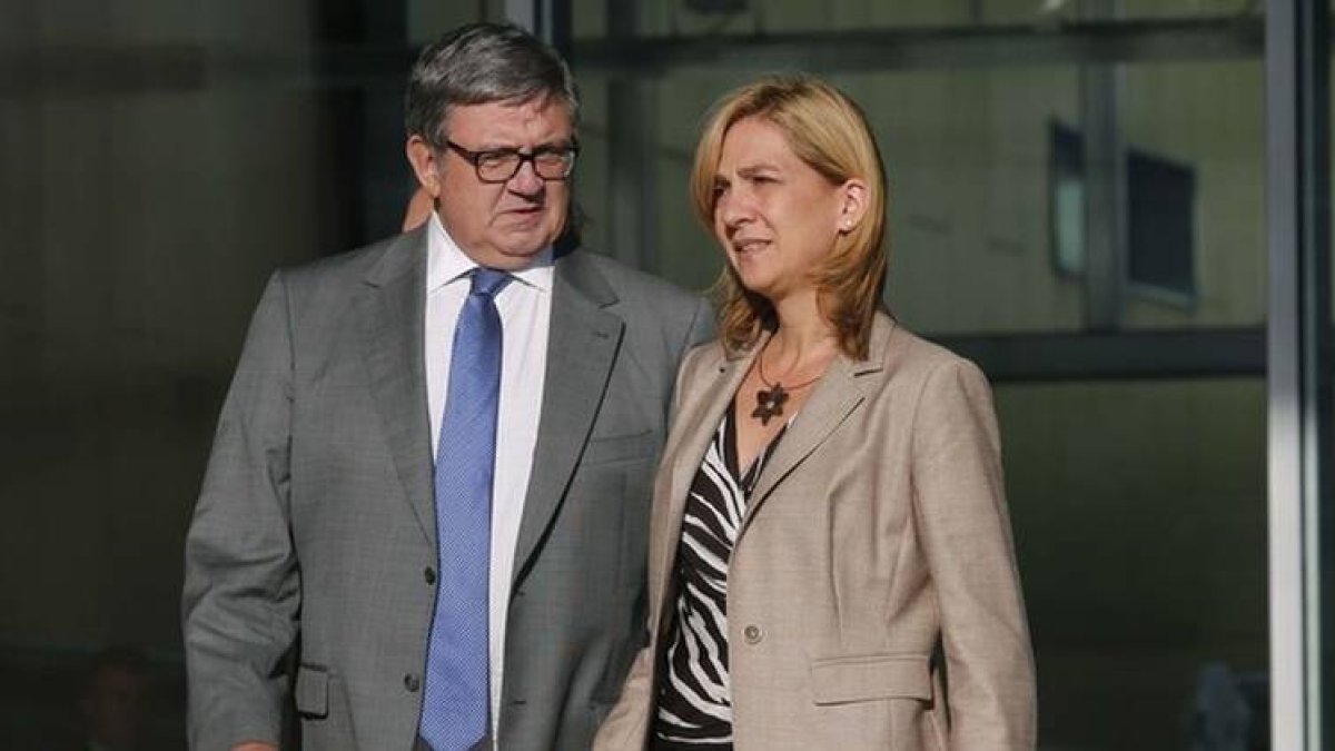La infanta Cristina, junto a su secretario, Carlos García Revenga, el pasado 25 de septiembre, tras visitar al Rey en el Hospital Quirón de Madrid.