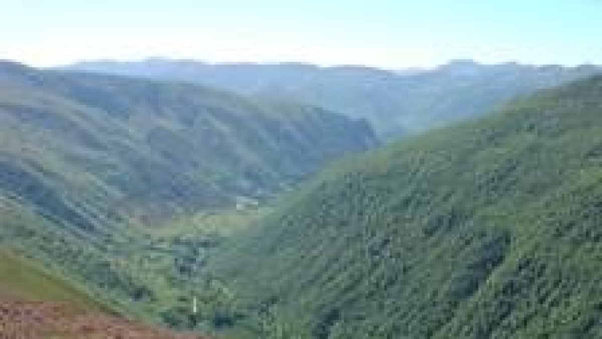 Atravesando parajes como éste, en El Bierzo, le sorprendió la muerte a Vermudo II