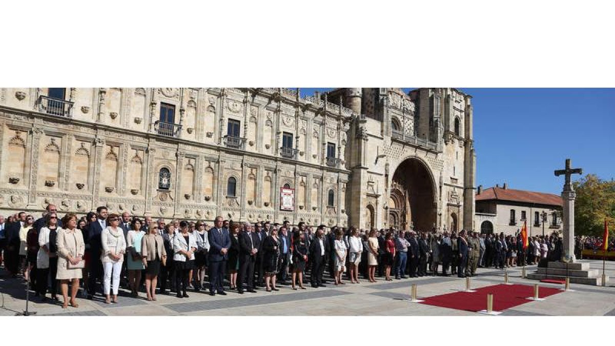 Las cuatrocientas personas que ayer juraron bandera en León, durante el acto celebrado en la Plaza de San Marcos.