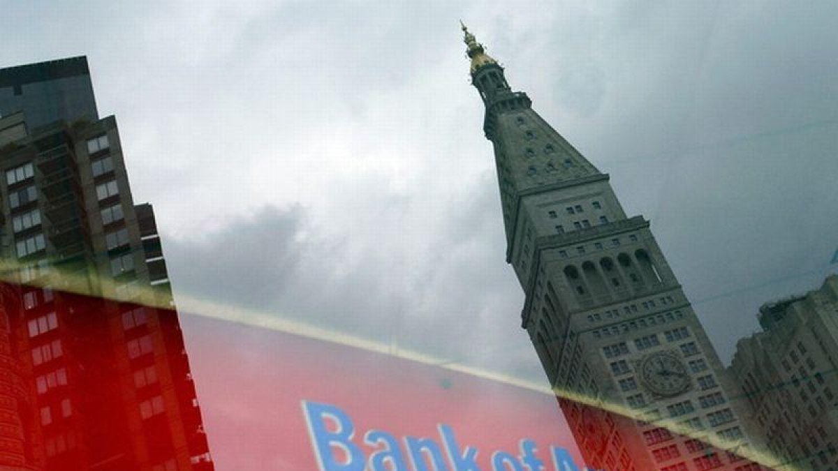 Un edificio se refleja en una ventana de una sucursal de Bank of America en Nueva York.