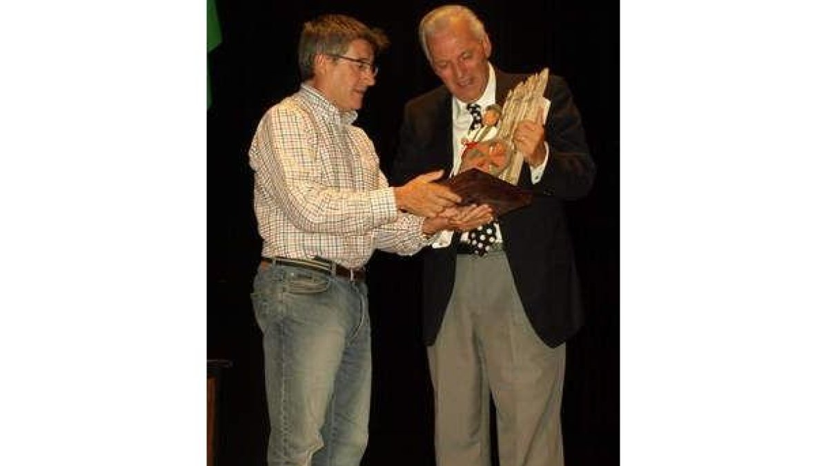 Fernández entrega el premio a Juan de Dios Ramírez.