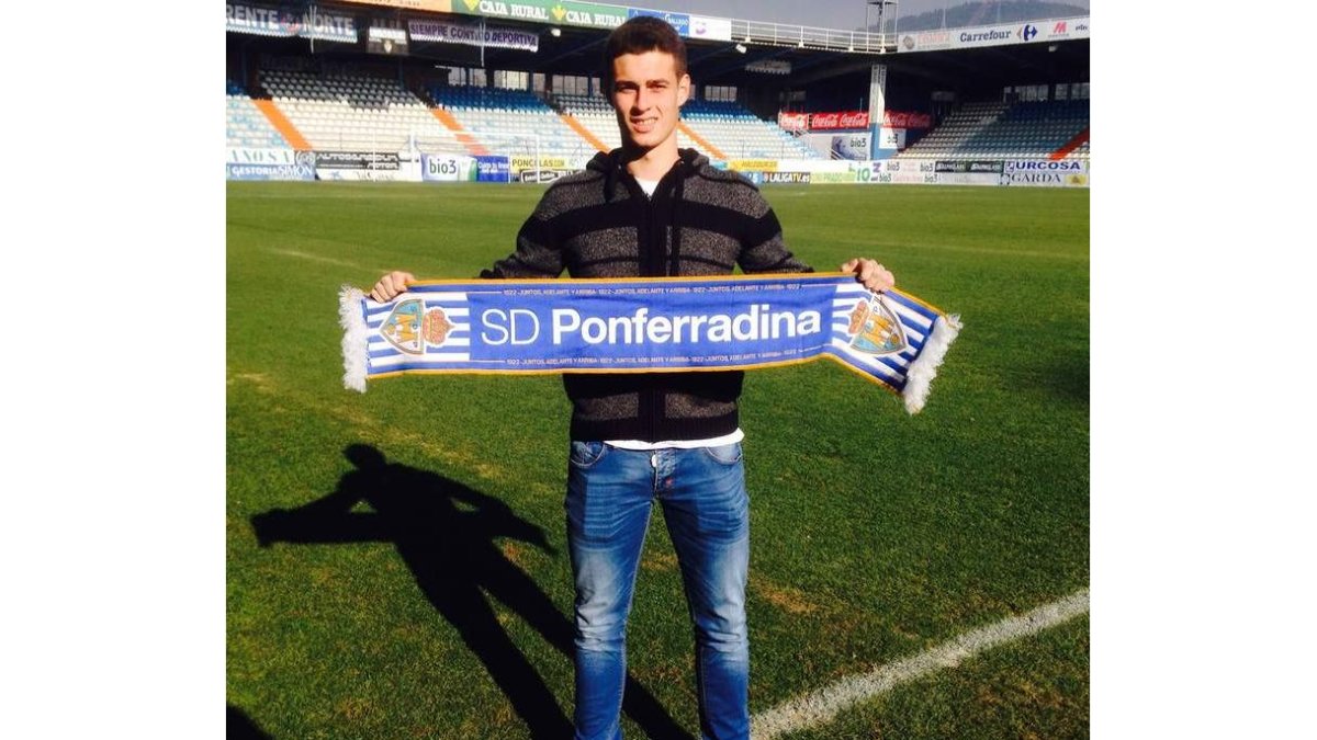 El nuevo portero de la Ponferradina, Kepa, posa en El Toralín con la bufanda del equipo berciano.