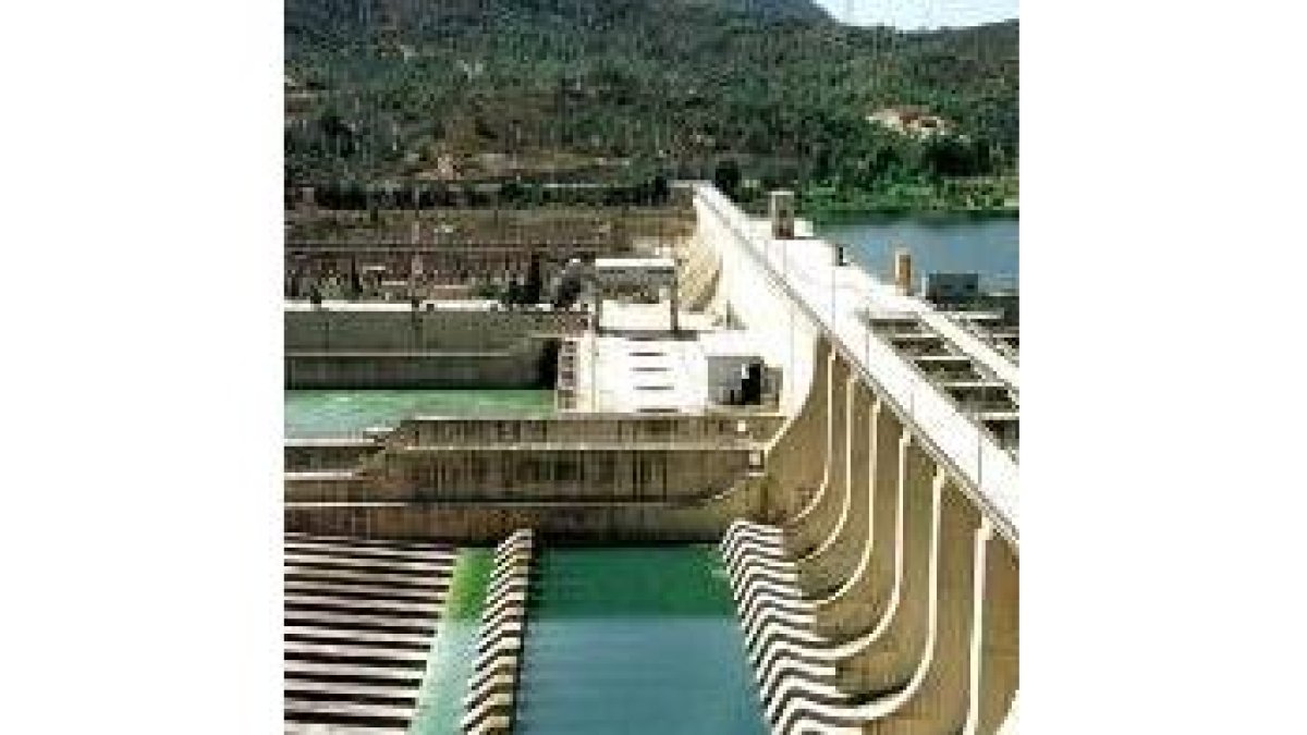 El río Ebro lleva varios años en el centro de la polémica política