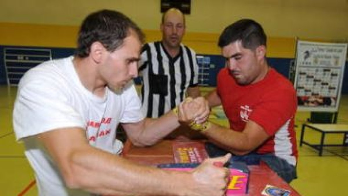 La lucha de brazos cuenta cada vez con más practicantes.