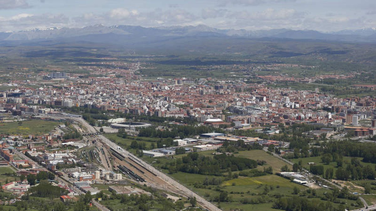 Los chollos de pisos en el centro de León han dejado paso a casas en pueblos o el alfoz. JESÚS F. SALVADORES