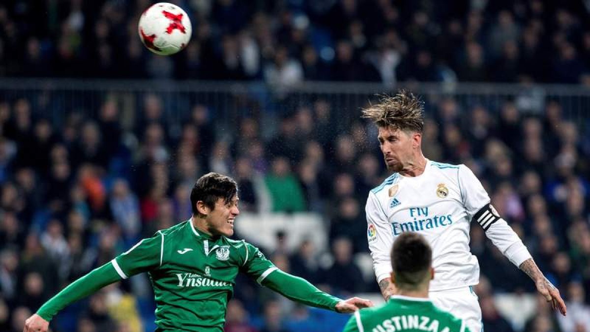 El argentino Martín Mantovani, a la izquierda, defiende un testarazo de Sergio Ramos. RODRIGO JIMÉNEZ