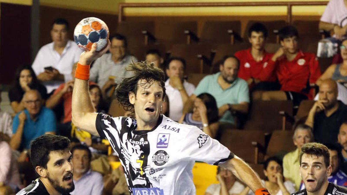 Gonzalo Carou disputó ante Logroño muchos minutos en ataque. MARCIANO LÓPEZ