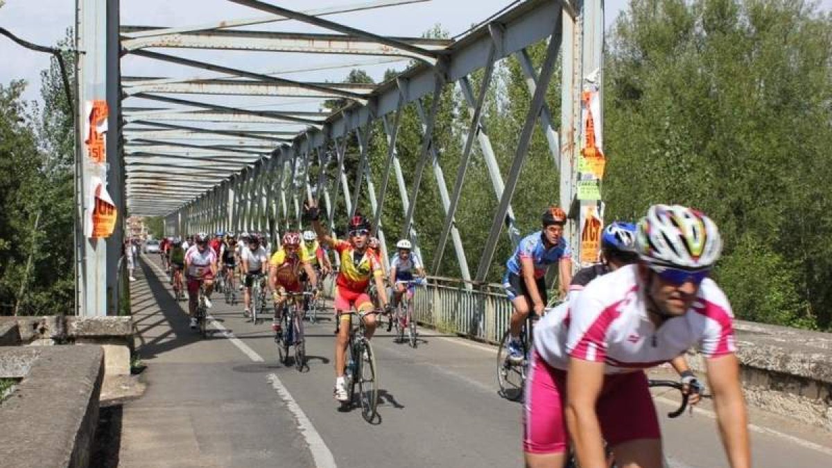 La marcha cicloturista abre hoy la Fiesta Municipal que organiza el Ayuntamiento. CIMANES DEL TEJAR