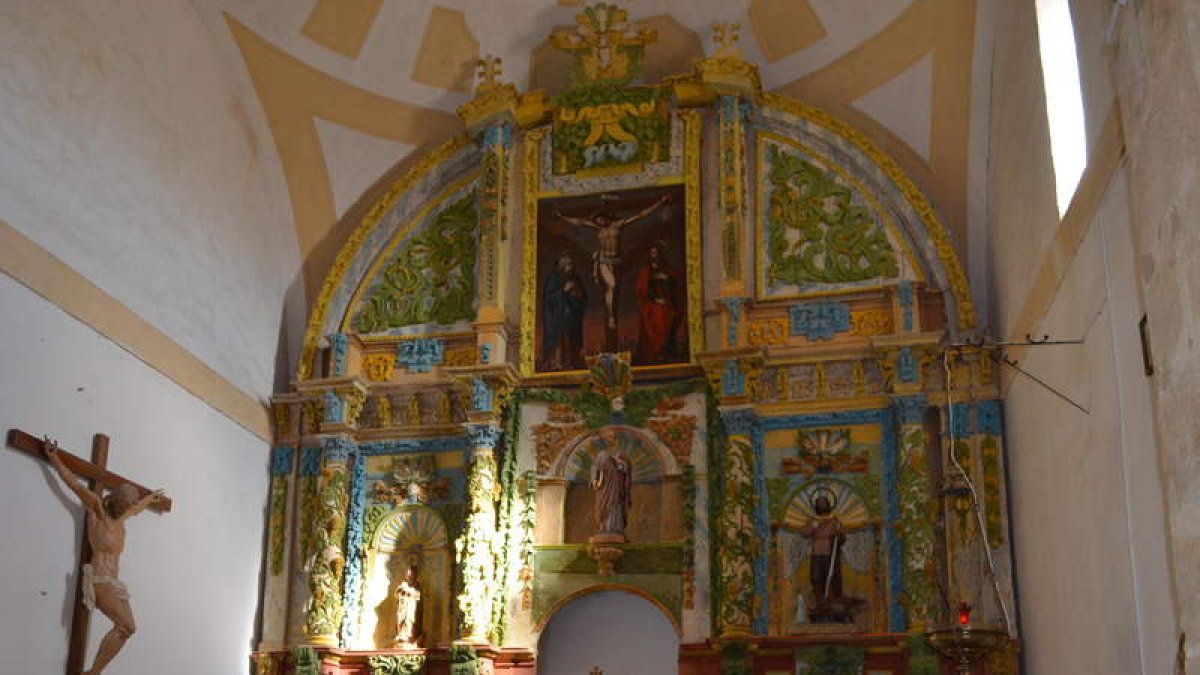 Retablo de la iglesia de San Pedro de los Oteros, coronado por el cuadro del Cristo descubierto en la restauración