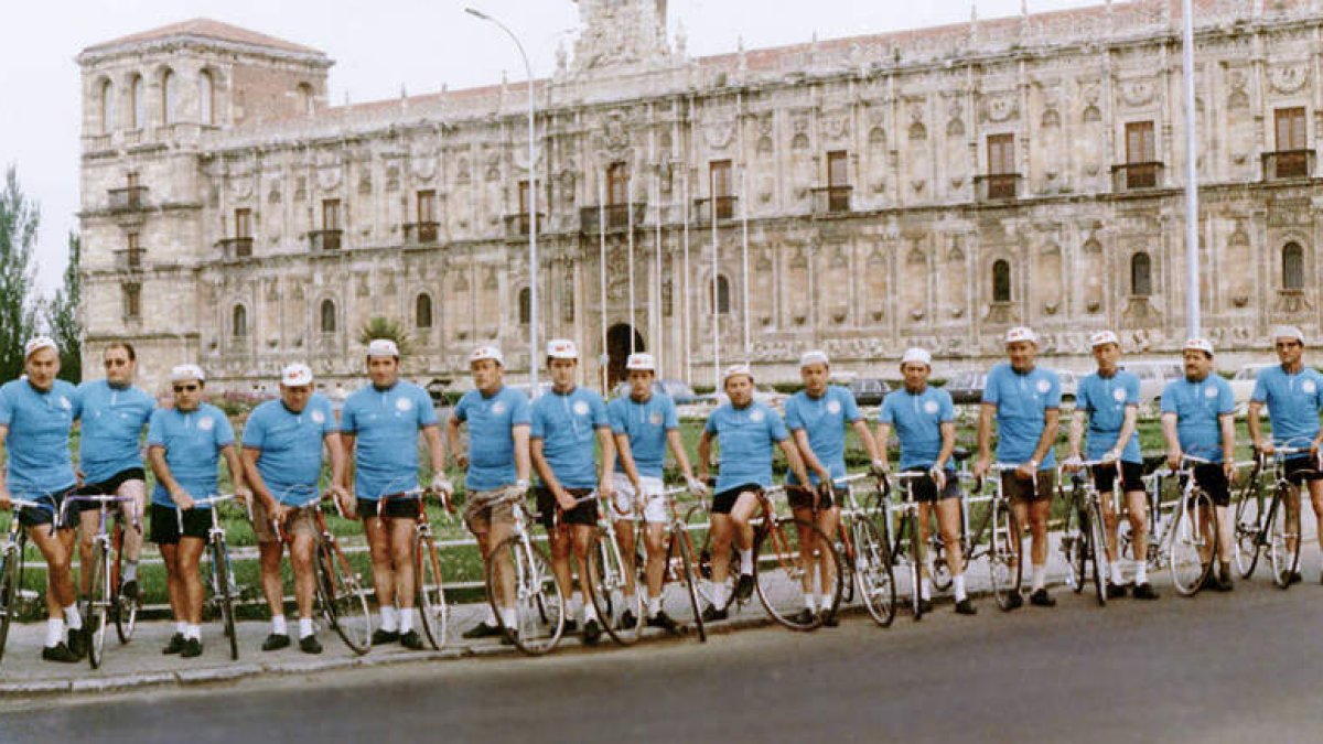 Parte de los primeros integrantes del SLAC que en mayo de 1972 iniciaron un proyecto que 40 años después goza de buena salud.