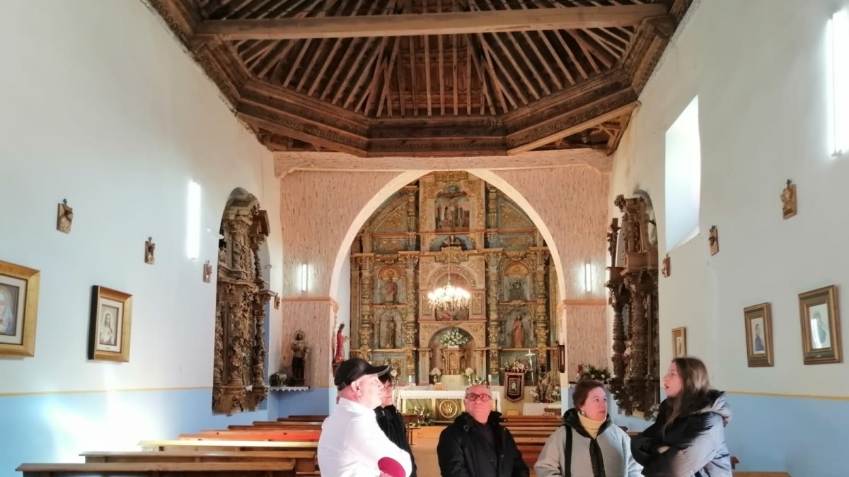 Un momento de la visita a la iglesia de Valcabado. JCYL