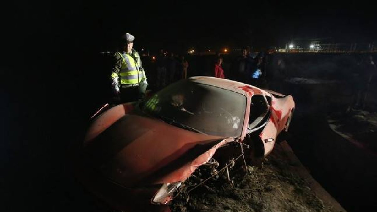 Estado en el que ha quedado el Ferrari de Arturo Vidal, tras el accidente que ha sufrido el futbolista, que iba bebido.