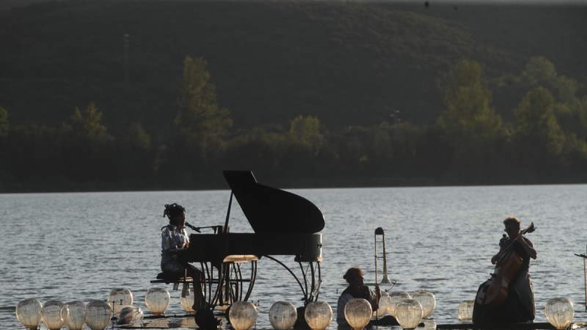 Un momento de la actuación, ayer, a última hora de la tarde, en el lago de Carucedo. L. DE LA MATA