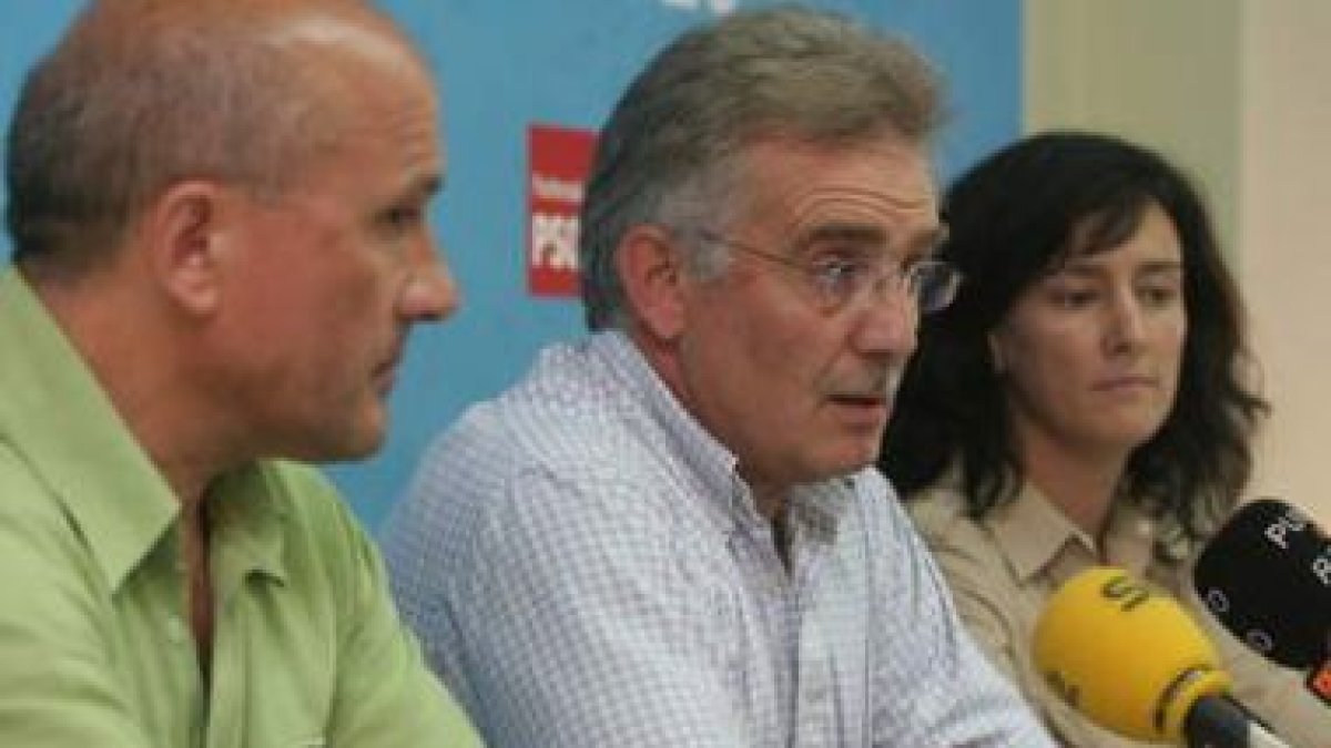 Los responsables de la comarcal, Manuel Ángel Rey, Santiago Rodríguez y Belén Fernández.