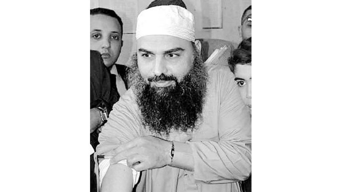 Abu Omar muestra uno de sus brazos