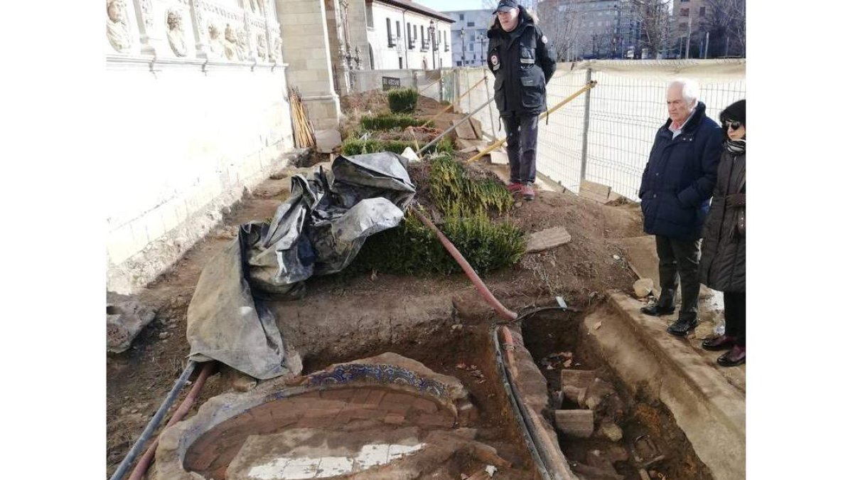 Detalle de los restos medievales aparecidos a los pies de San Marcos. DL