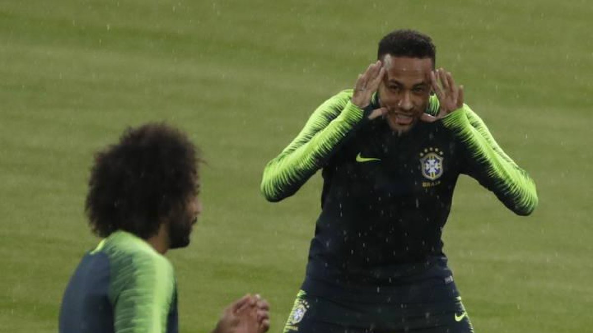 Marcelo y Neymar durante un entrenamiento de la selección brasileña.