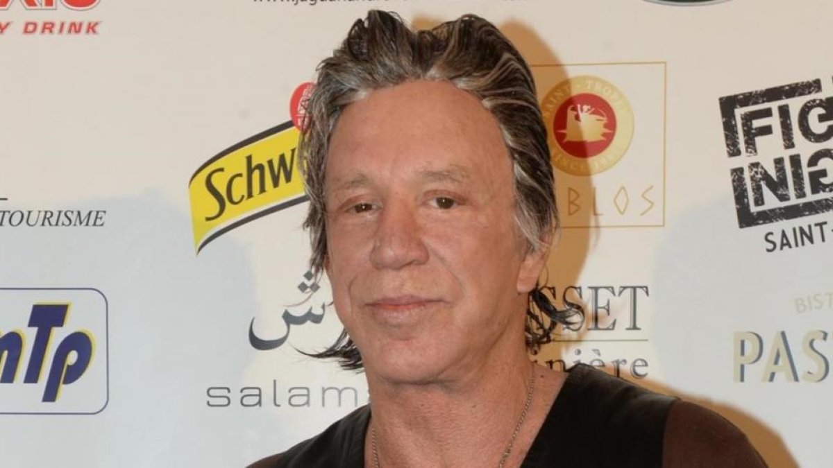 Mickey Rourke, con peluca gris.