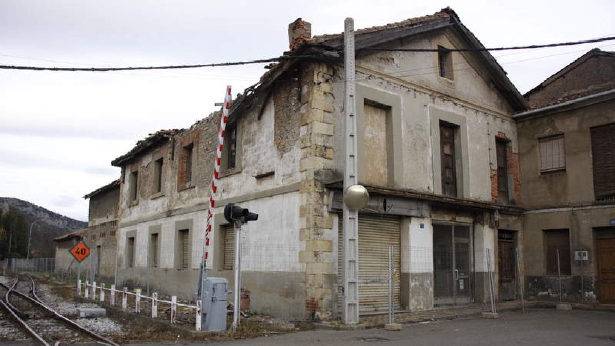 Edificio del antiguo economato minero de Cistierna. CAMPOS