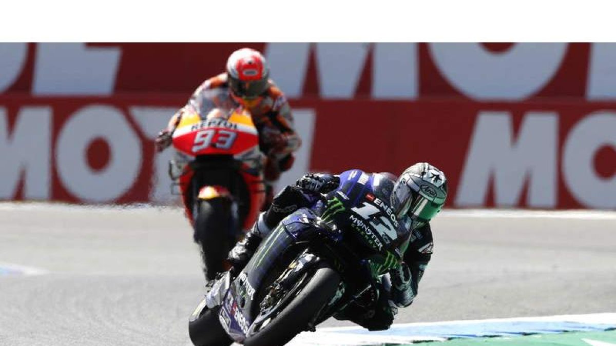 Maverick, delante de Marc, en plena carrera de MotoGP. JANNINK